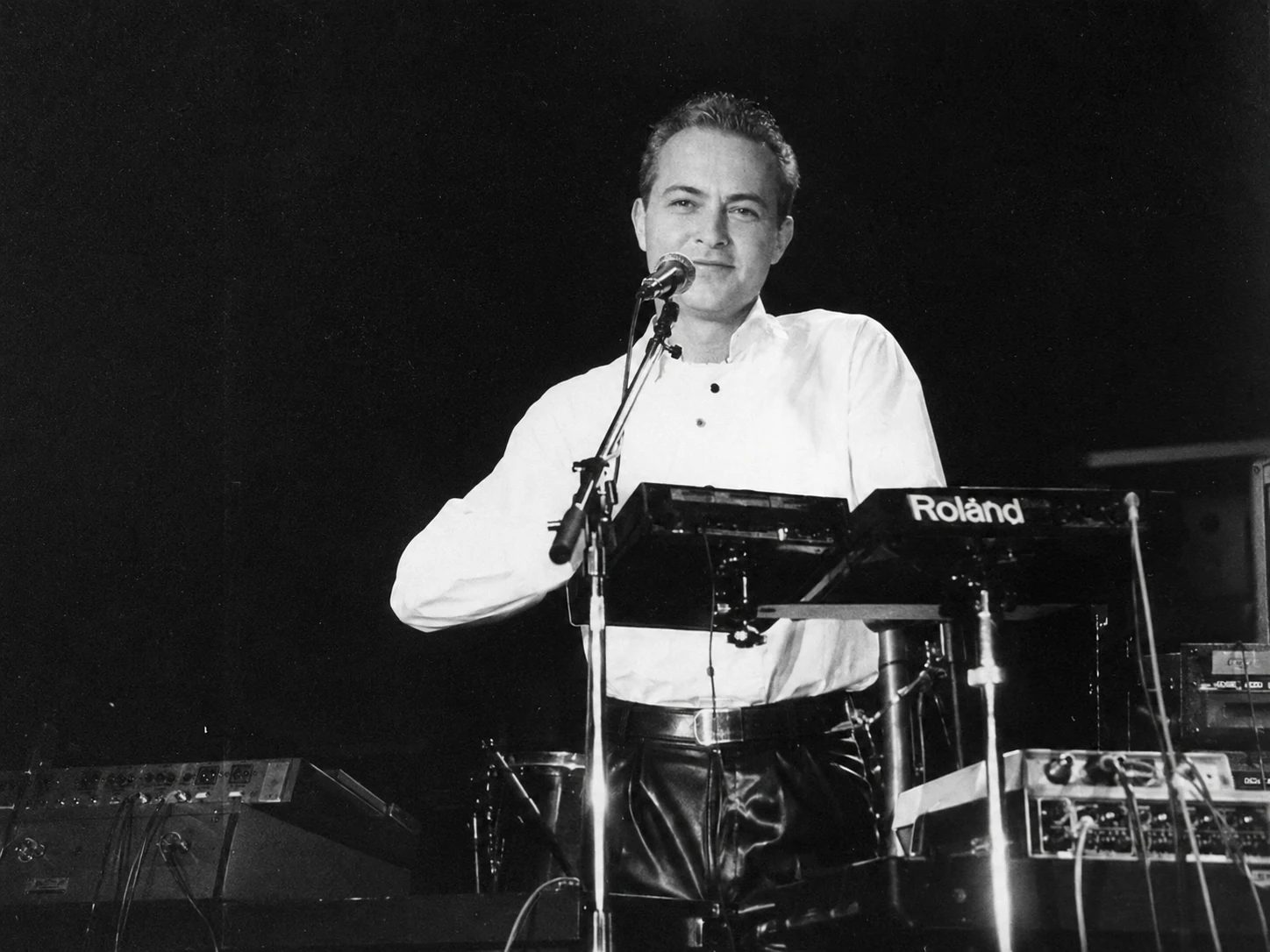 Julián Parra durante su etapa musical con sintetizadores