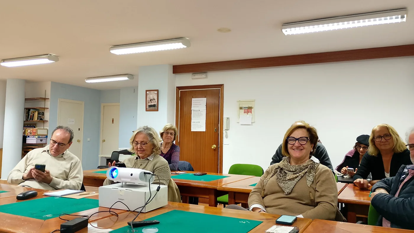 Alumnos durante la formación Abuelos Digitales