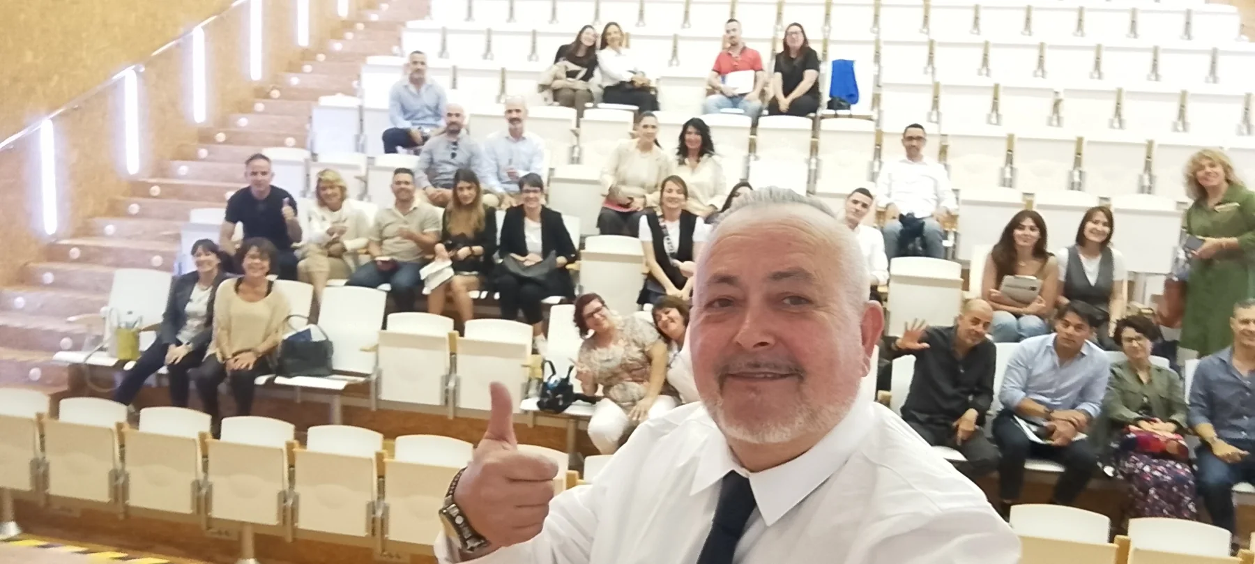 Julián Parra con asistentes al finalizar la sesión