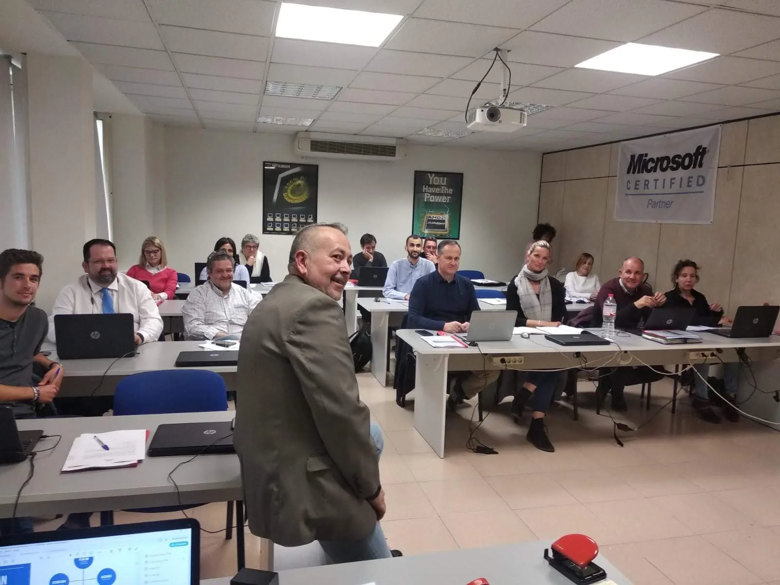 Julián Parra impartiendo formación tecnológica en aula